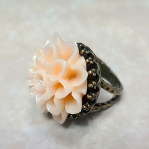 Elegant Floral Ring in Cream and Brasd Tone Size 7.25